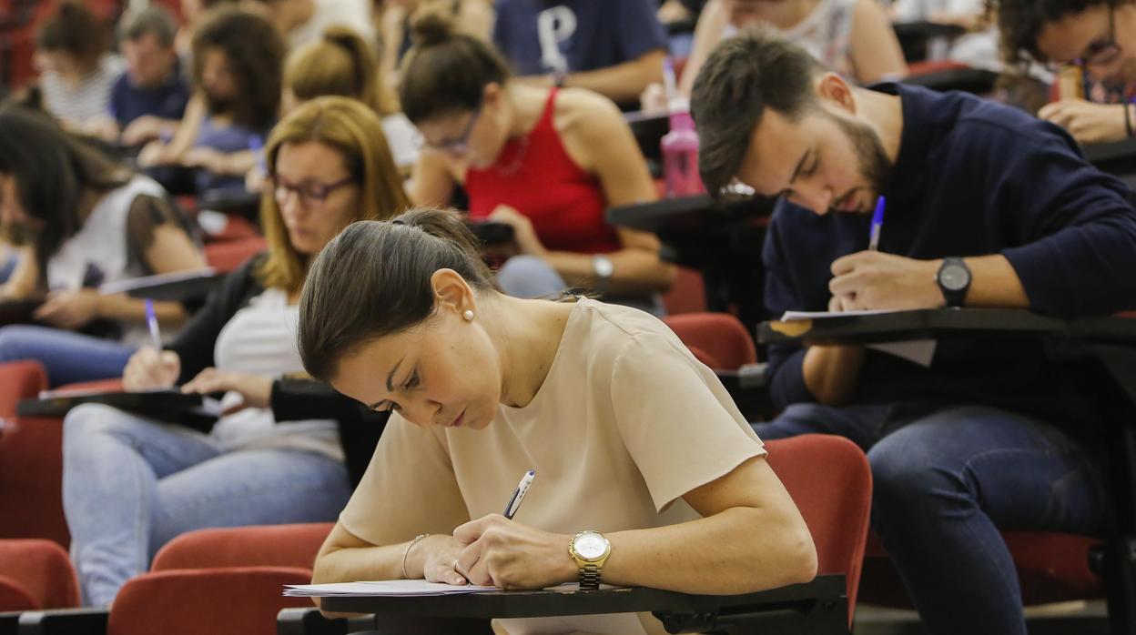 Candidatos de unas oposiciones realizando un examen