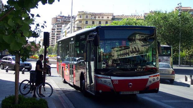 Los granadinos invierten menos de media hora en viajar en transporte público