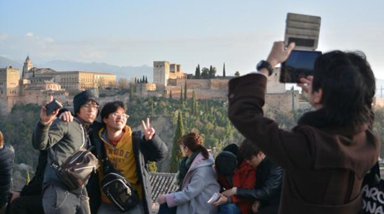 La Alhambra es el segundo monumento más visitado de España.