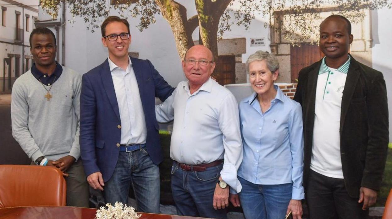 Compañeros del padre César junto al alcalde de Pozoblanco