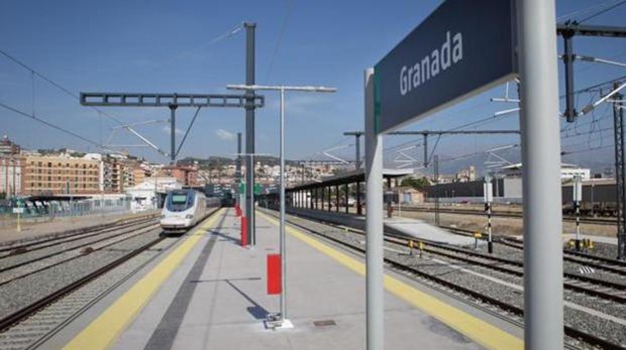 El AVE a Madrid y Barcelona es el único servicio disponible en la estación de trenes de Granada.