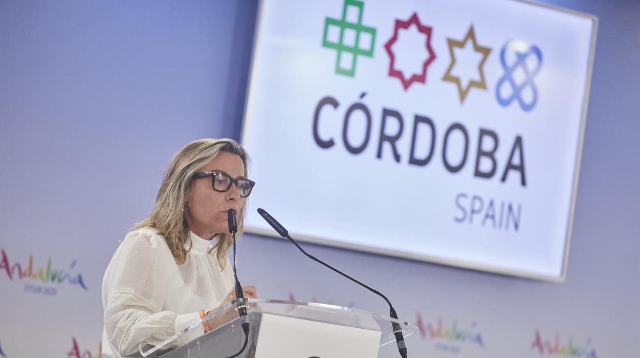 Isabel Albás, este jueves en el stand de Andalucía de Fitur presentando la programación turística de Córdoba