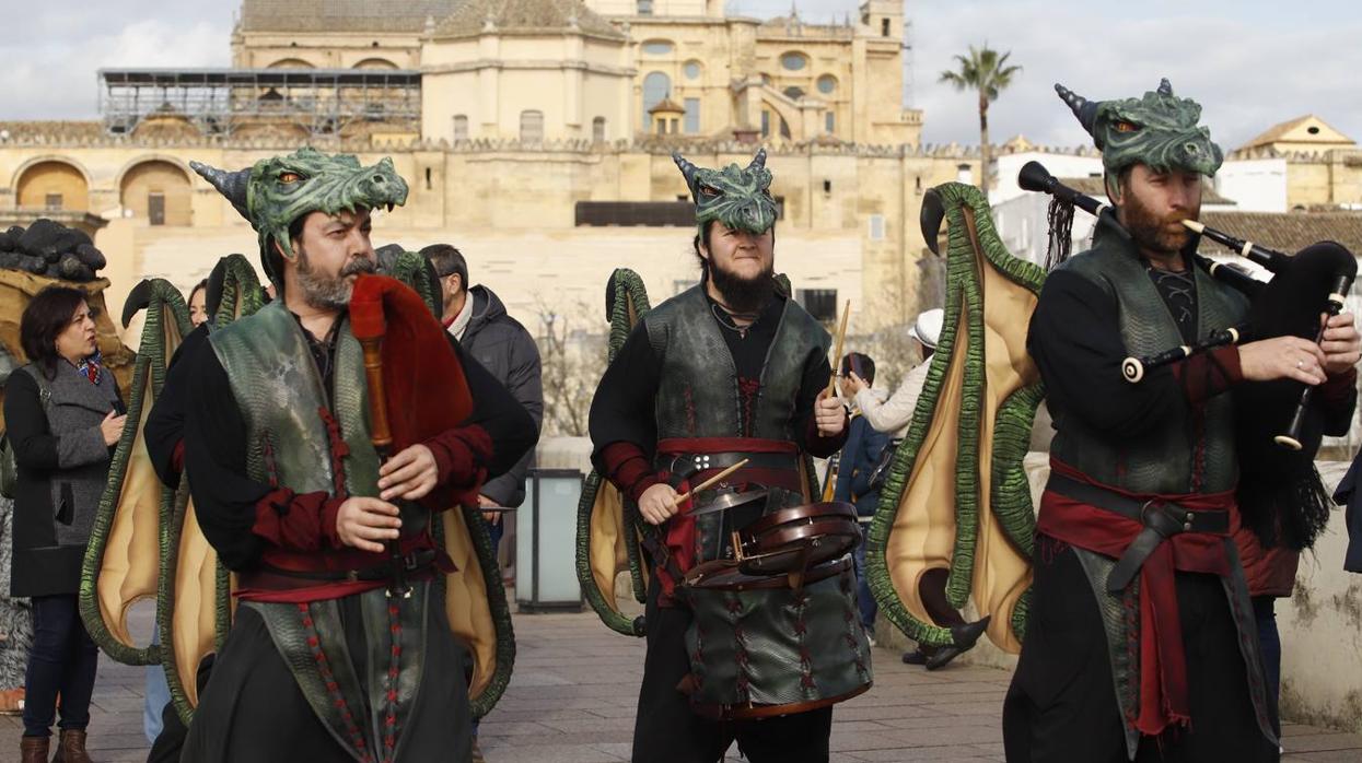 El dragón durante el pasacalles que inauguró el Mercado