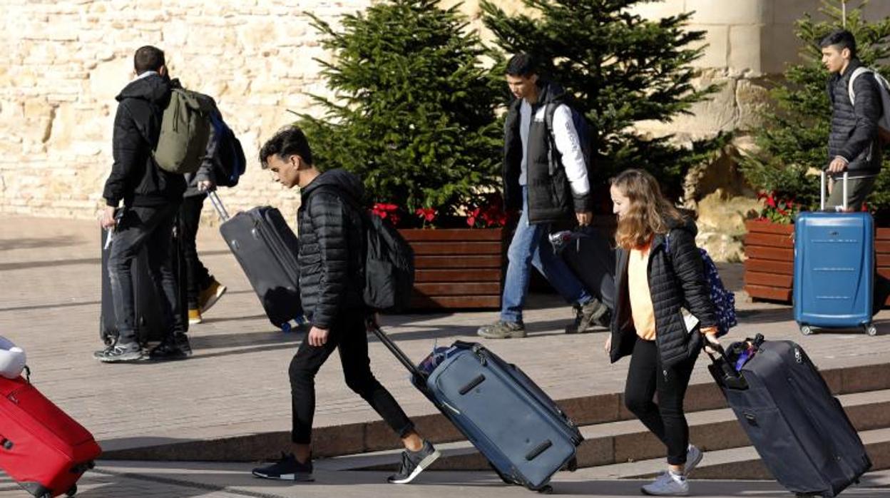 Turistas tiran de sus maletas en el entorno de la Puerta del Puente Romano de Córdoba