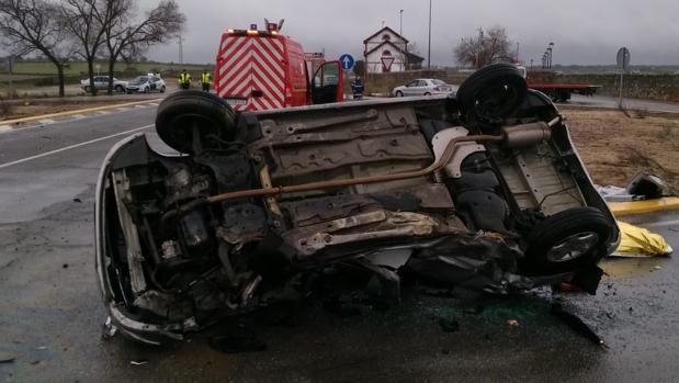 Dos muertos y un herido en una colisión entre un coche y un camión en Villanueva de Córdoba