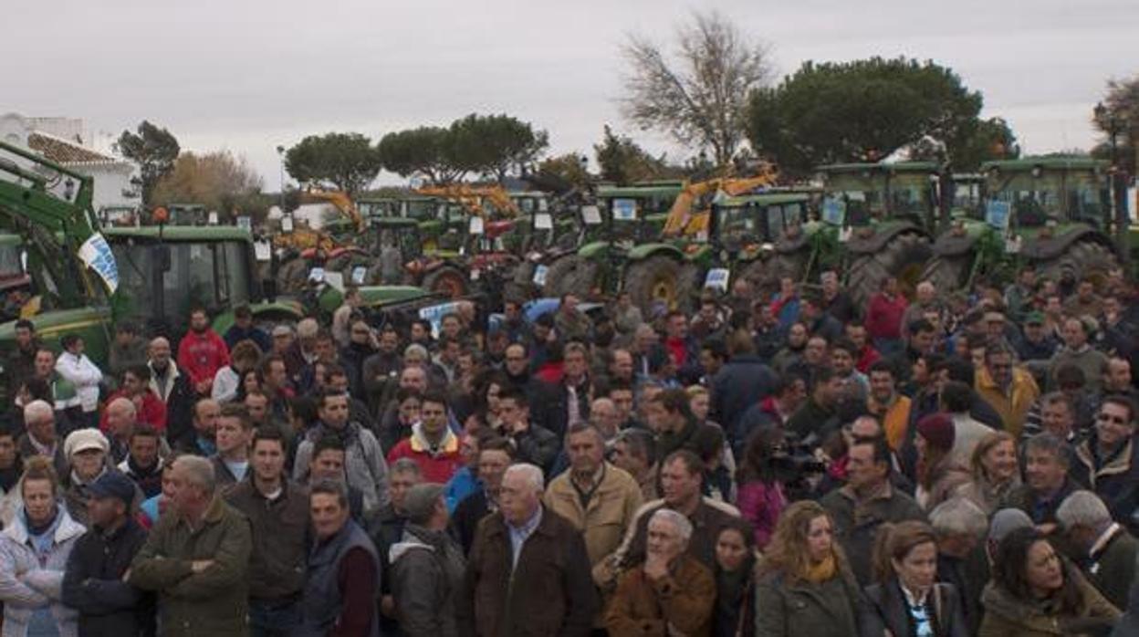 Agricultores del entorno de Doñana se manifiestan reivindicando infraestructuras