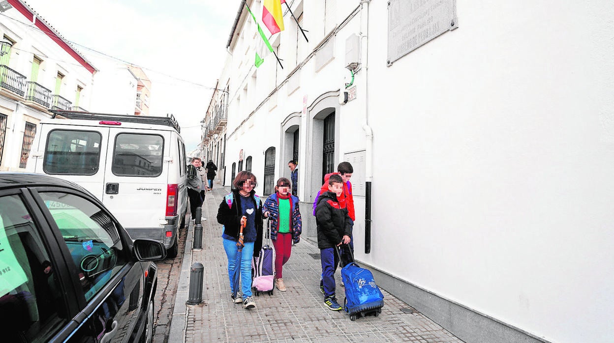 Niños a la salida, ayer, del colegio Moreno Pedrajas de Villanueva de Córdoba