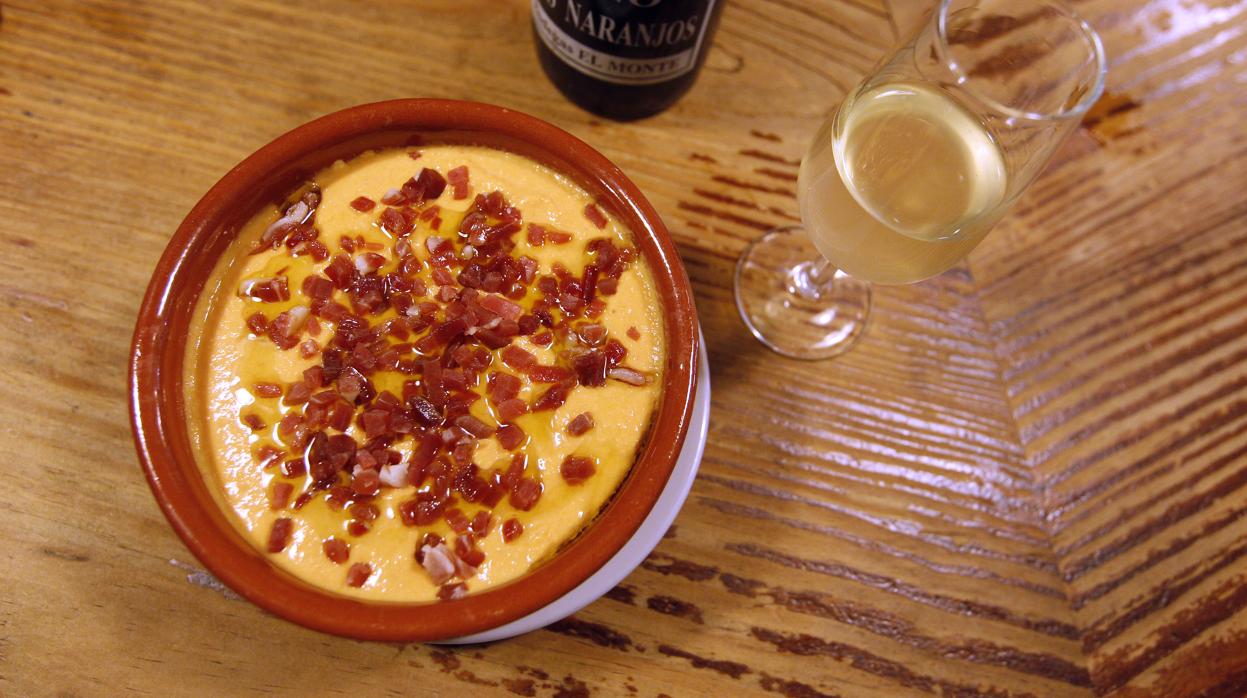 Un plato de salmorejo en una taberna cordobesa