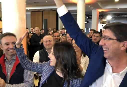 Inés Arrimadas y Juan Marín saludan al llegar al acto en Antequera