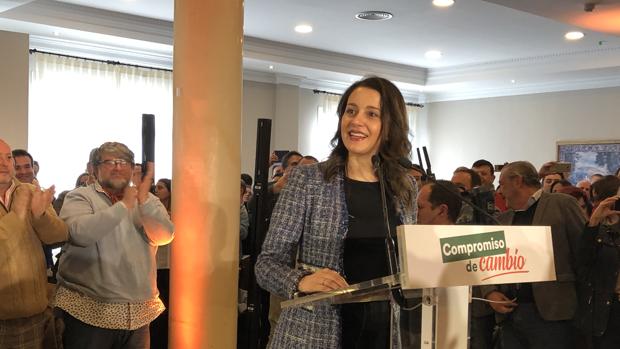 Arrimadas pone a Andalucía como ejemplo contra las «mentiras» del Gobierno de Sánchez