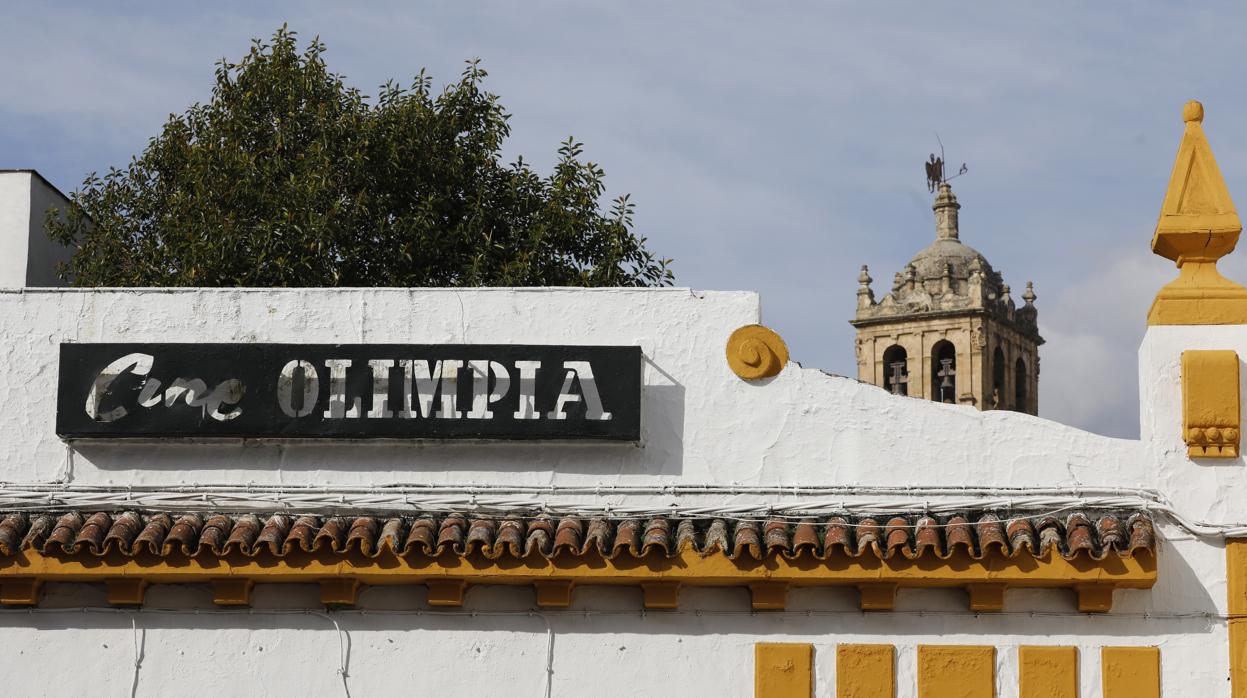 La torre de Santa Marina sobre el cartel del cine Olimpia, en la calle Zarco