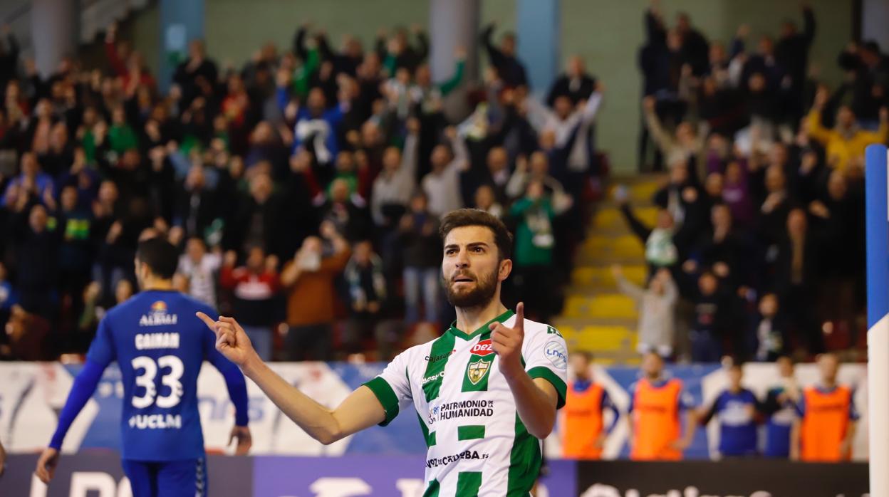 Zequi celebra el 2-0 del Córdoba Patrimonio de la Humanidad, este domingo, ante el Valdepeñas