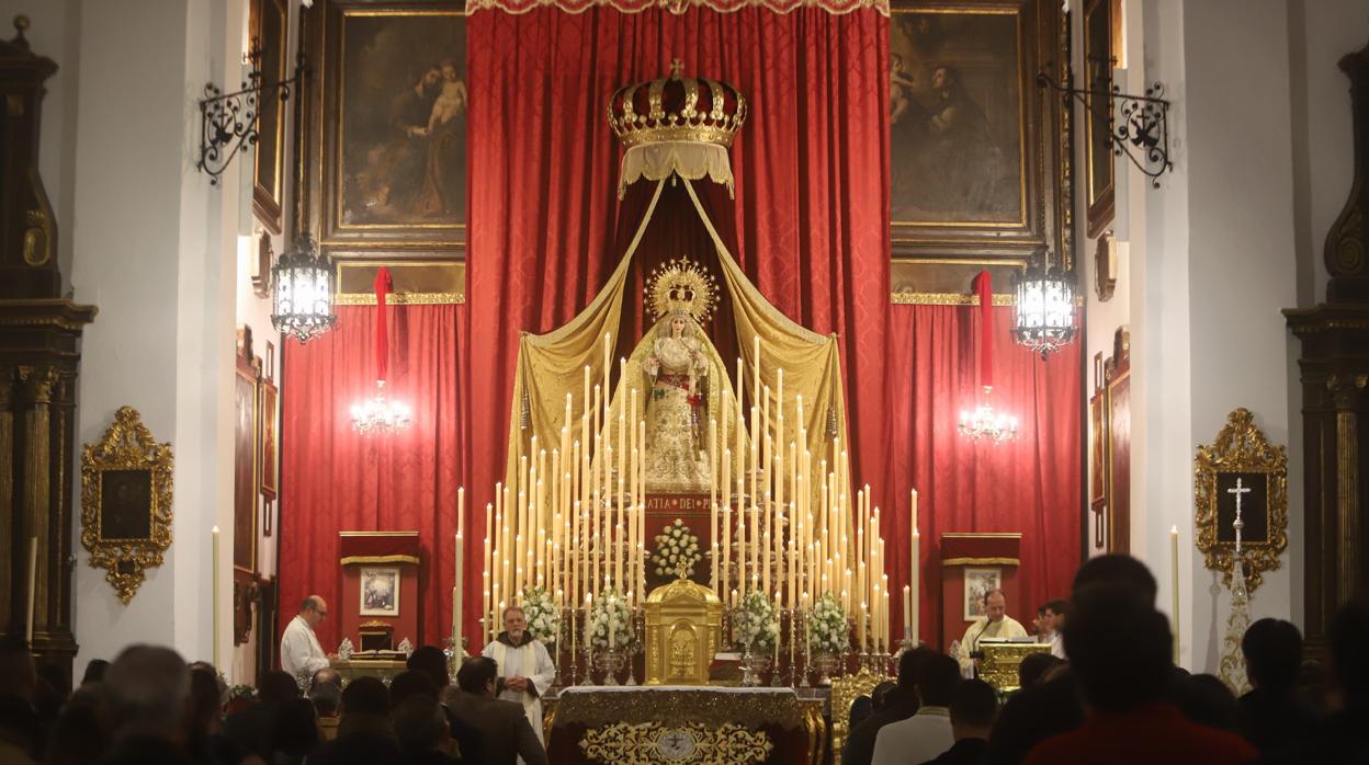 María Santísima de la Paz y Esperanza, en su altar de cultos de este triduo