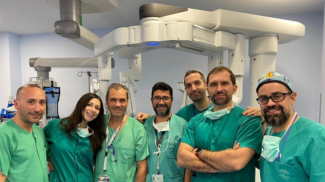 Equipo de cirujanos juntoal Da Vincci en el Hospital Reina Sofía