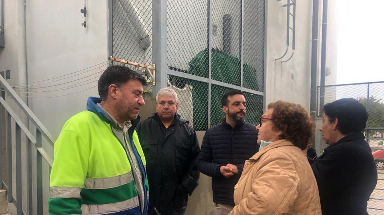 Visita de los delegados municipales a la finca afectada en compañía de los vecinos