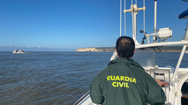 Un pesquero localiza dos balsas salvavidas del «Rua Mar» cerca de Barbate, lo que hace temer un naufragio