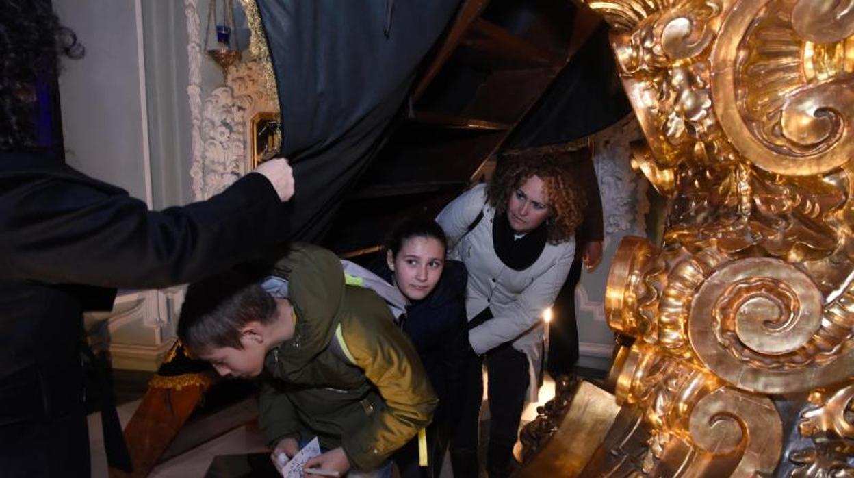 Los niños bajo el manto de la virgen de los Dolores