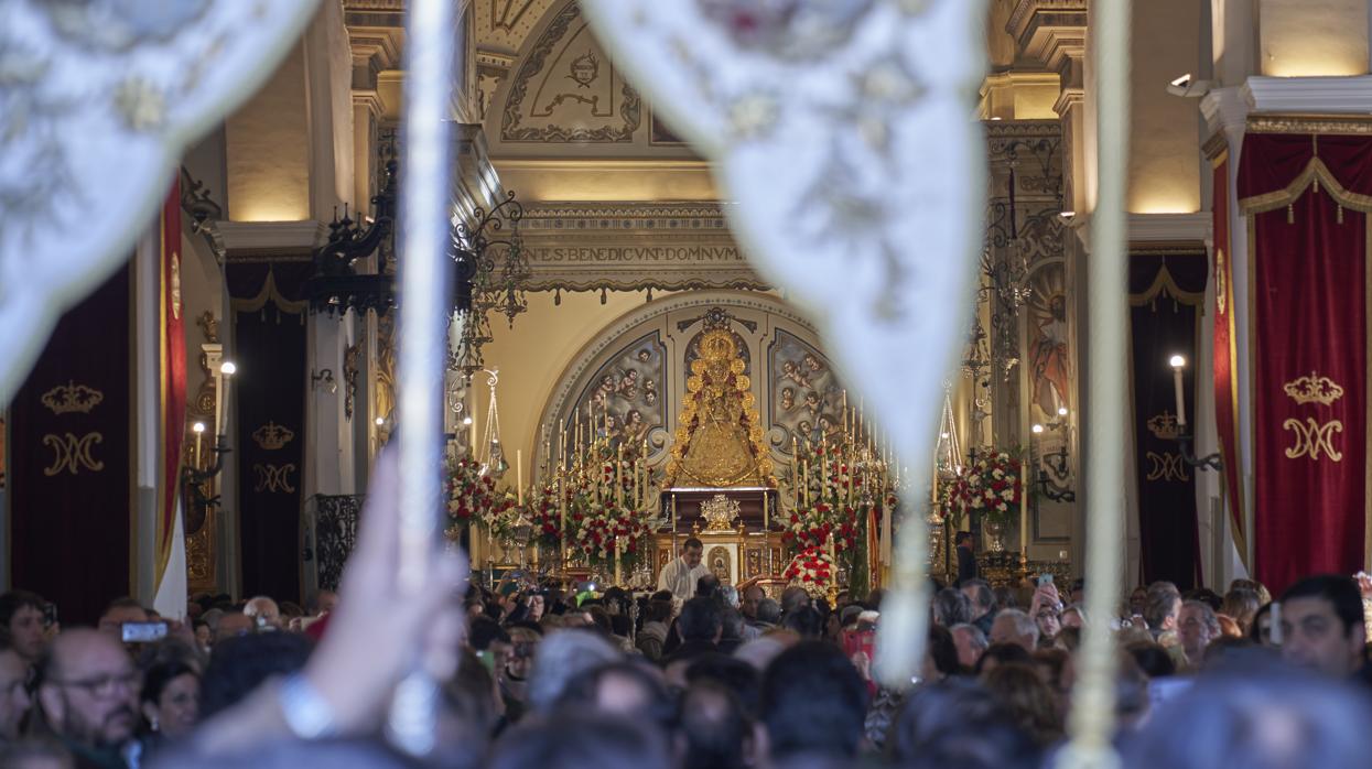 El Simpecado de Triana en su entrada a la Parroquia de la Asunción