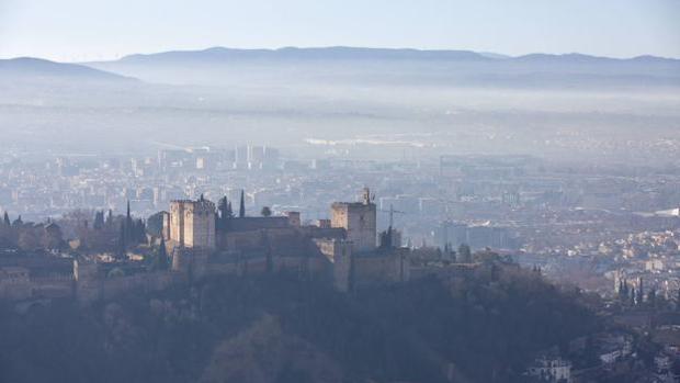 El Ayuntamiento de Granada pide usar una hora menos las calderas para reducir la contaminación en un 17%