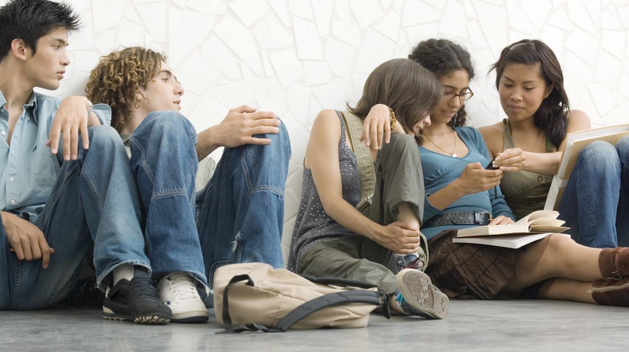 Un grupo de jóvenes con teléfonos móviles