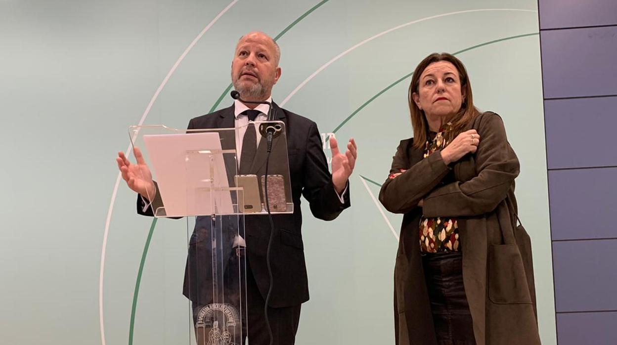 El consejero de Educación, Javier Imbroda, junto a la viceconsejera, Mª del Carmen Castillo, en Granada.