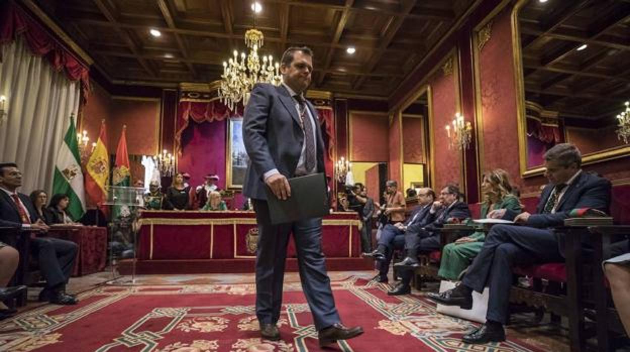 El portavoz de Vox, Onofre Miralles, en el salón de plenos del Ayuntamiento de Granada.