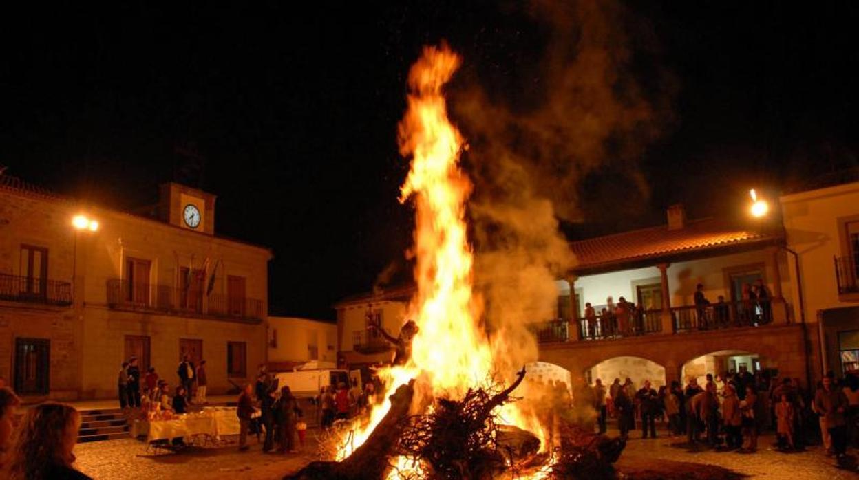 Hoguera de la Candelaria de Dos Torres en la plaza de la Villa