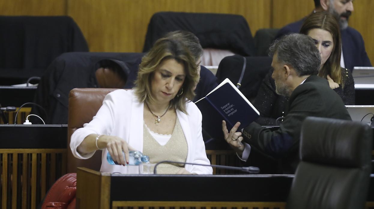 Susana Díaz en su escaño junto a su portavoz, José Fiscal, en el Parlamento este martes