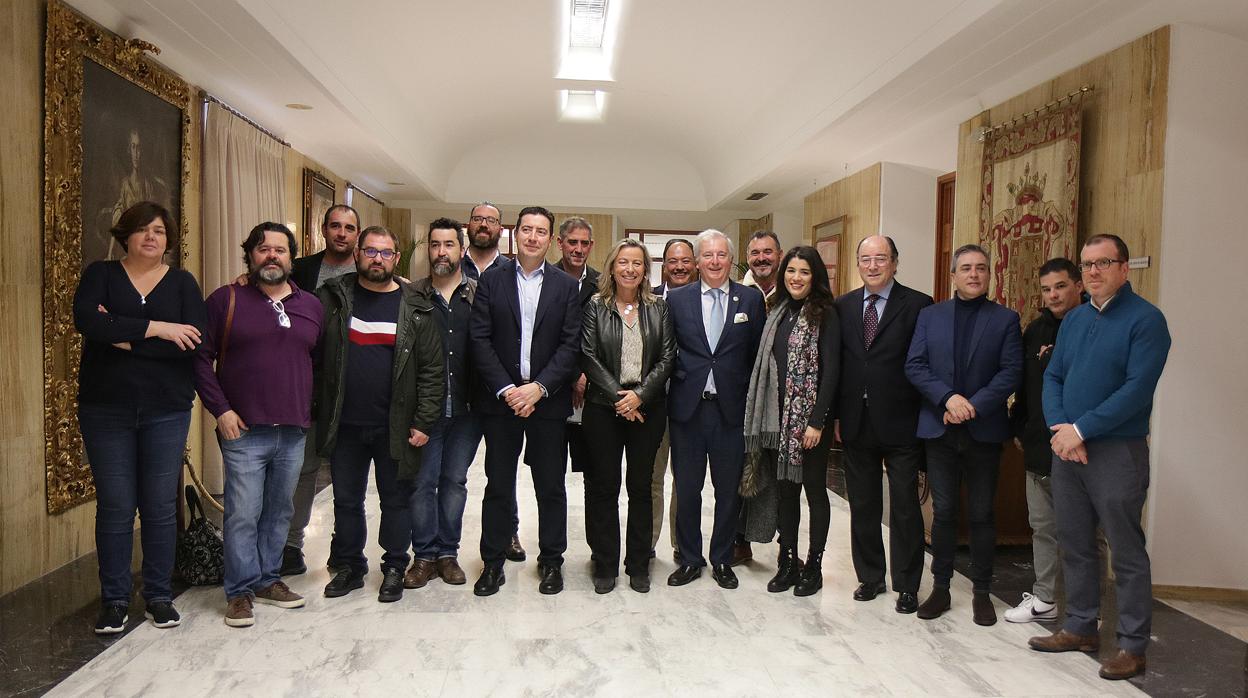 Representantes del sector turístico cordobés con Isabel Albás, en el centro, esta mañana en el Ayuntamiento