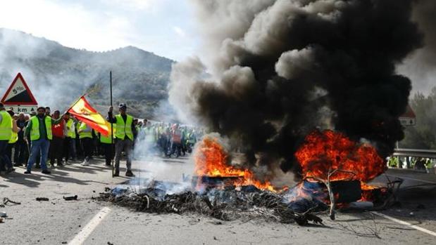Agricultores y cargos públicos de Granada cortan una autovía durante seis horas por la crisis del campo