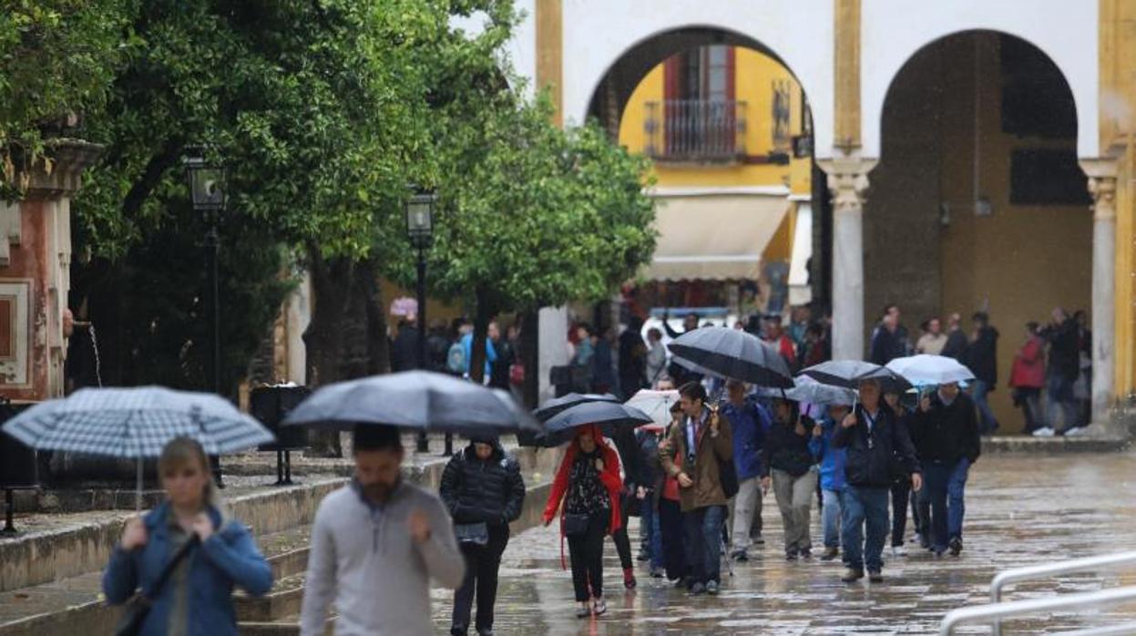 Turistas en la Mezquita-Catedral en una jornada de lluvia