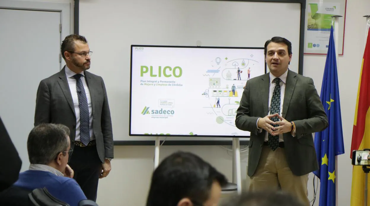 El presidente de Sadeco, David Dorado, y el alcalde de Córdoba, José María Bellido, en la presentación de los datos