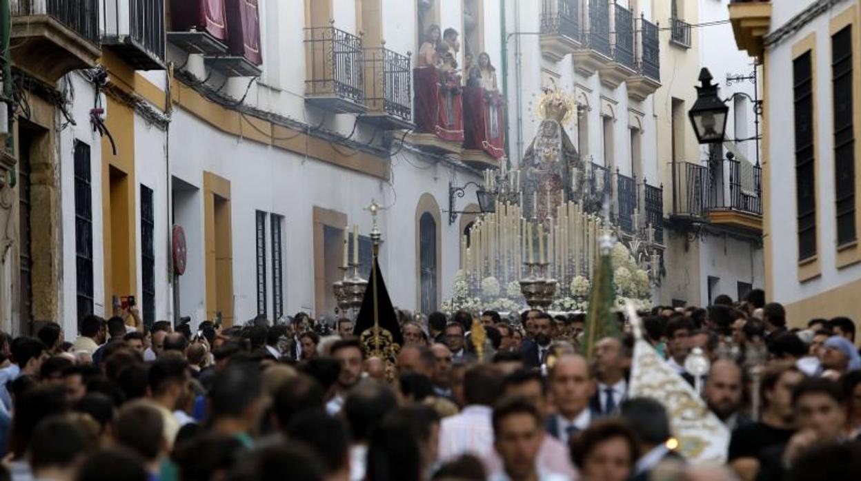 la Virgen de los Dolores en procesión