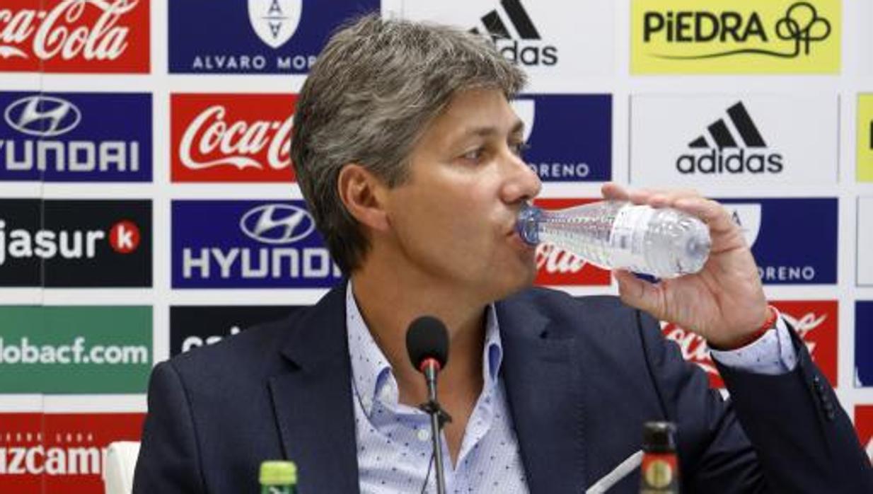 El director deportivo, Alfonso Serrano, durante una rueda de prensa