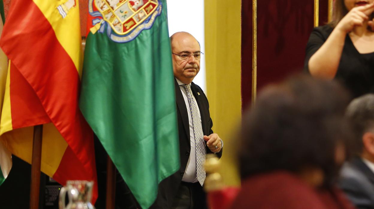 Sebastián Pérez, marchándose del pleno del ayuntamiento de Granada