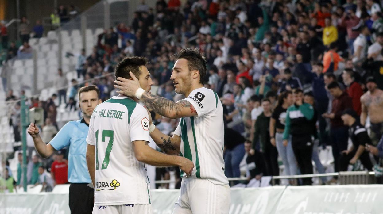 Piovaccari se abraza con Valverde