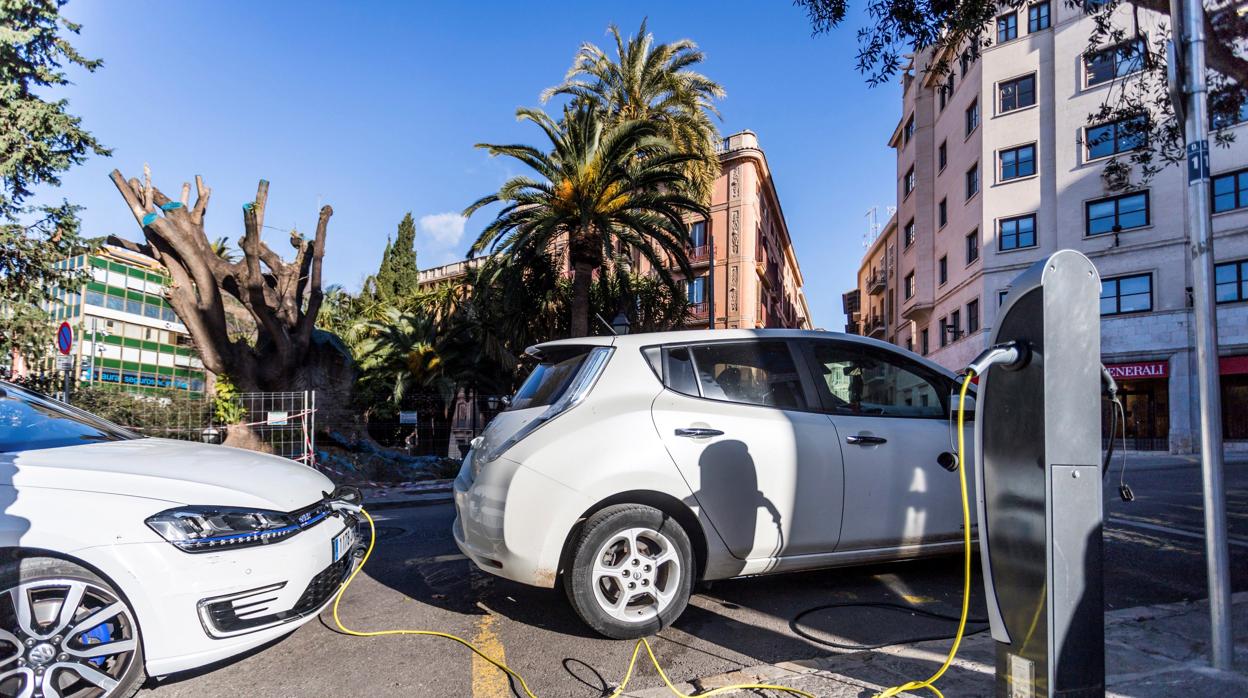 Un coche eléctrico mientras carga la batería