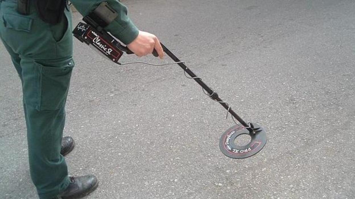 Un hombre usando un detector de metales