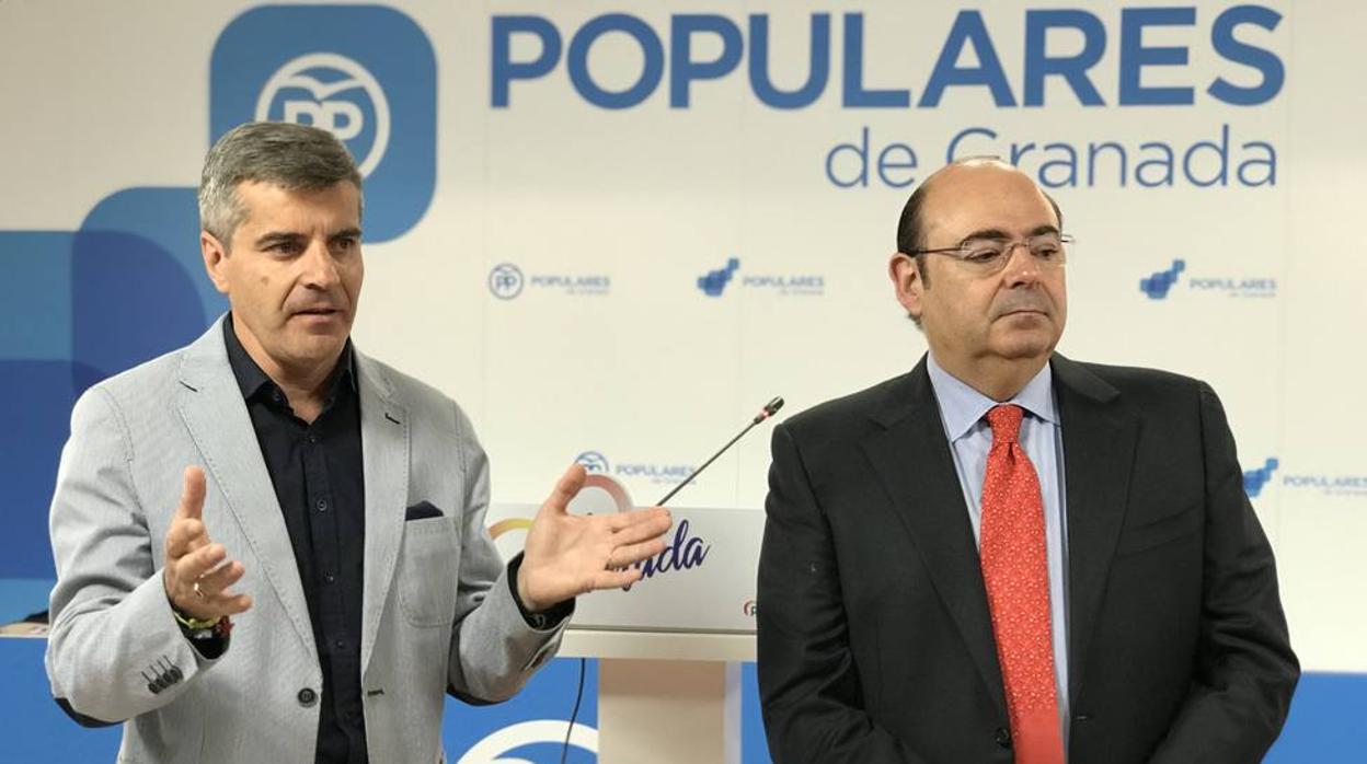 El portavoz del PP en el Ayuntamiento de Granada, junto al expresidente provincial, Sebastián Pérez.