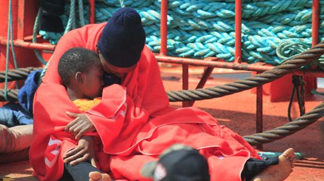 Dos personas migrantes, en un barco de Salvamento Marítimo