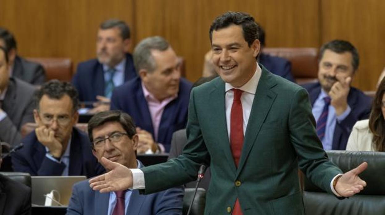 Juanma Moreno en un pleno del Parlamento