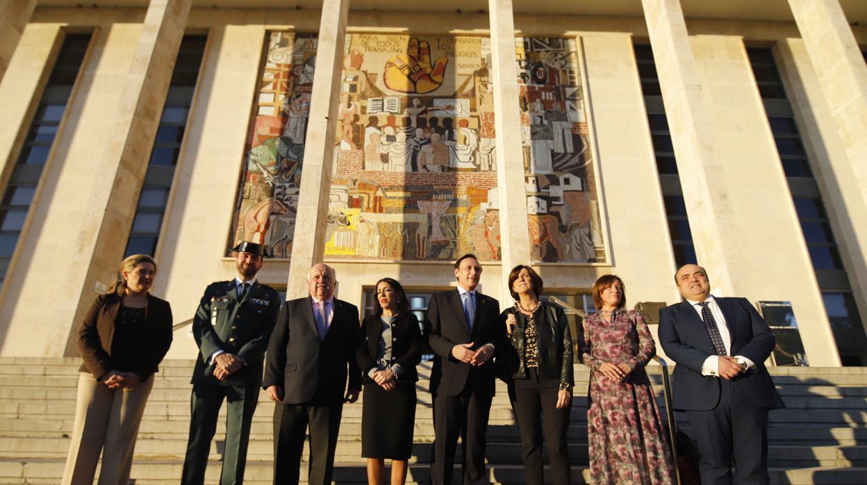 El rector y el consejero de Salud, con algunos de los premiados por la Universidad de Córdoba