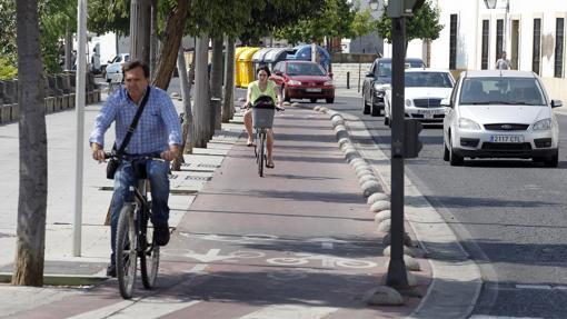 Ciclistas circulan por el carril bici de la Ribera