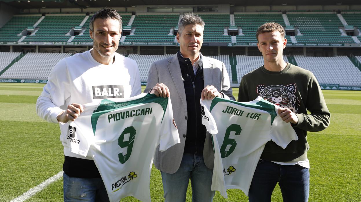 Piovaccari, el director deportivo Alfonso Serrano y Jordi Tur, el lunes, en el estadio