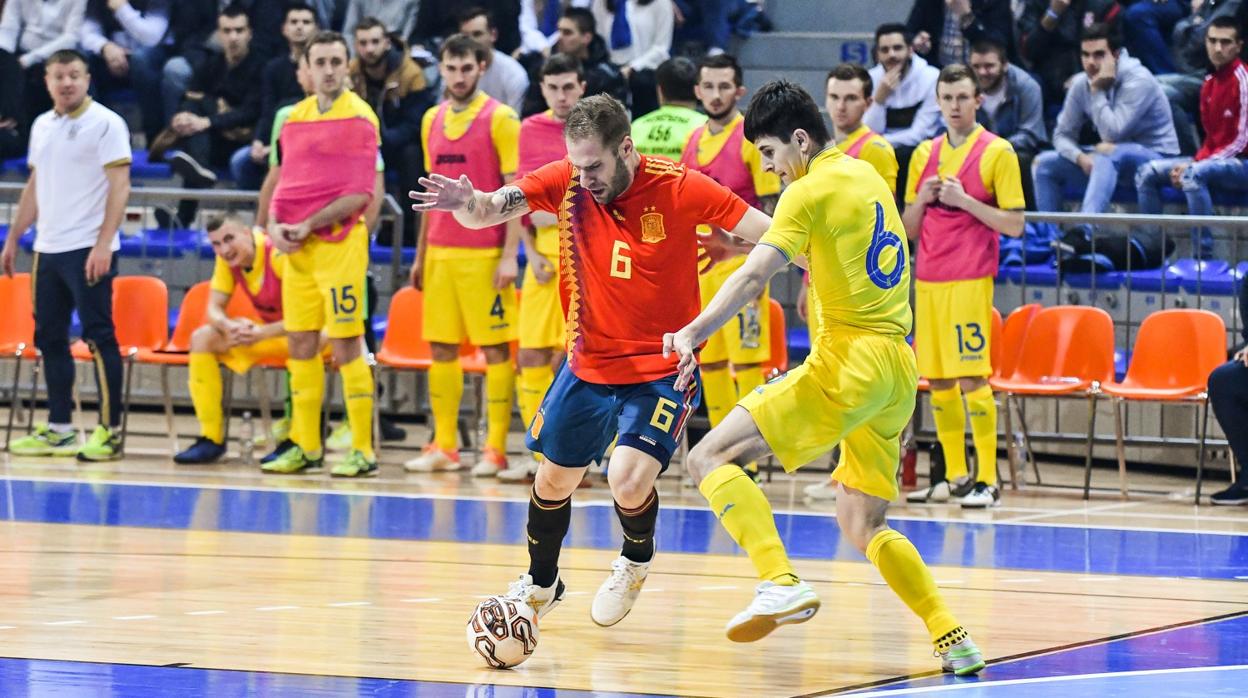 El cordobés Solano toca el balón en el partido de España ante Ucrania