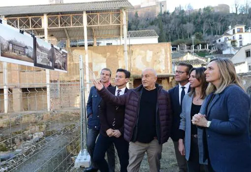 Las autoridades, durante su visita a las obras en el Maristán, junto al director del proyecto de restauración, Pedro Salmerón.