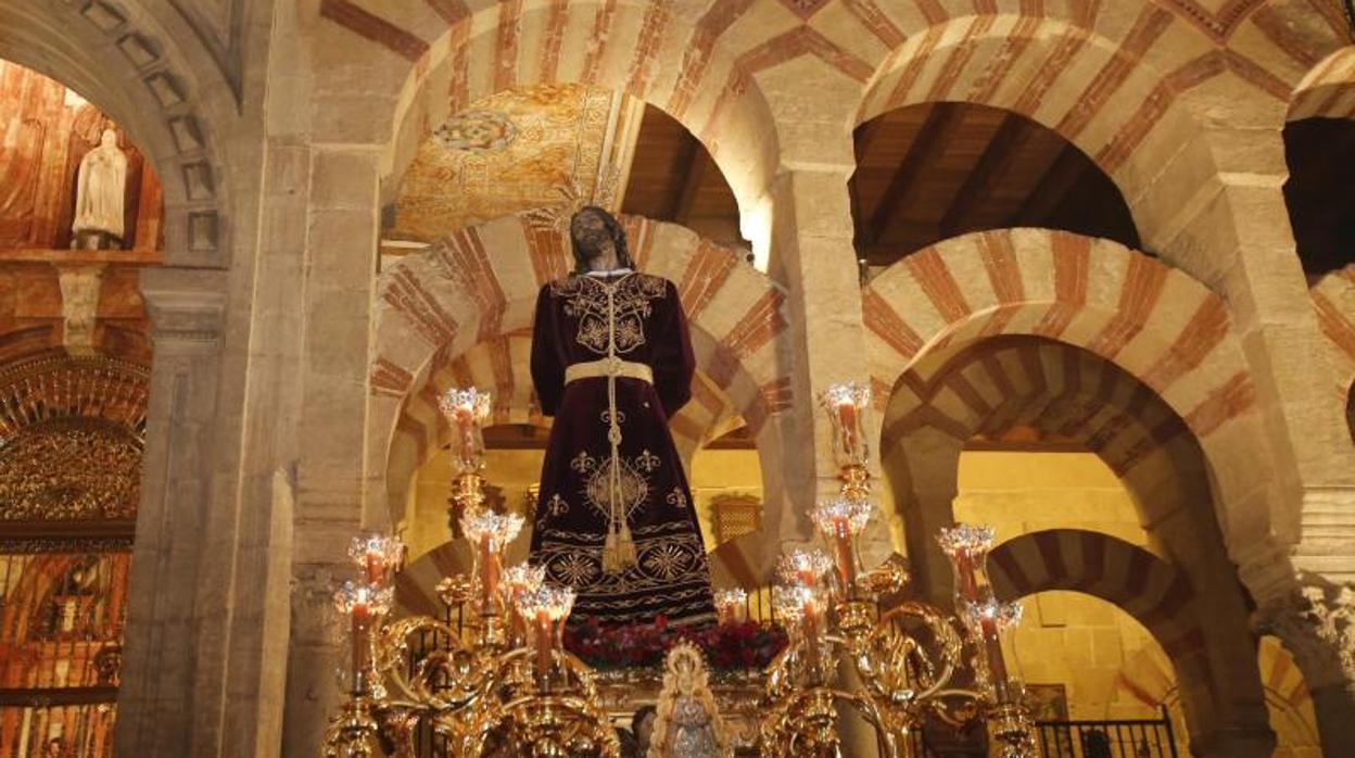 El Señor del Perdón en la Mezquita-Catedral en el Vía-Crucis de las Cofradías