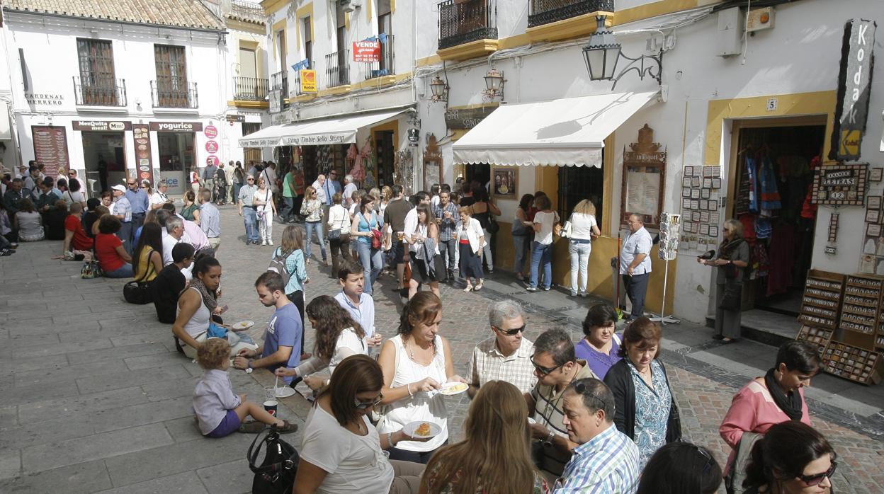 Clientes comiendo tortilla del Bar Santos