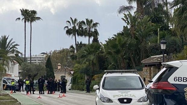 Dos encapuchados abren fuego en una urbanización de Marbella