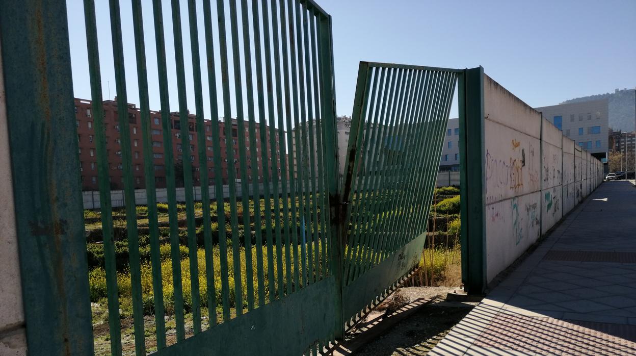 La verja de acceso al solar del yacimiento ha sido destrozada